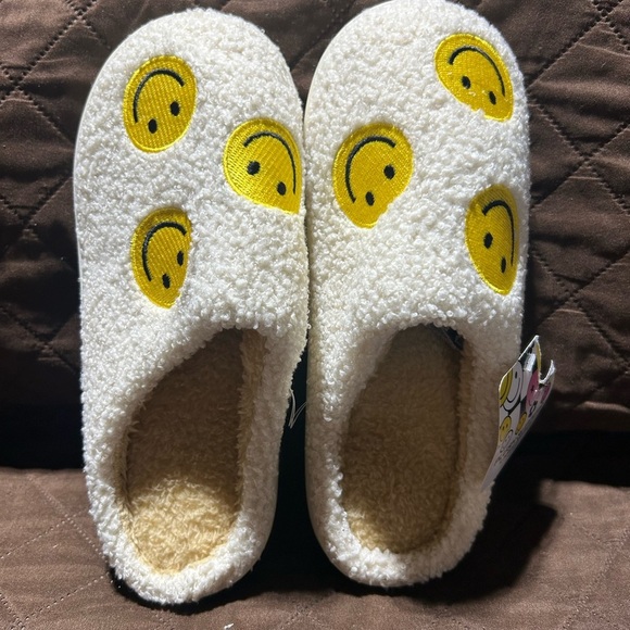 NWT- Women’s Fluffy Cream Slippers with Smiley Faces. - Picture 1 of 4